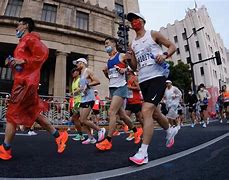 包含“泥泞冲刺：雨后赛道上的疯狂对决”的词条