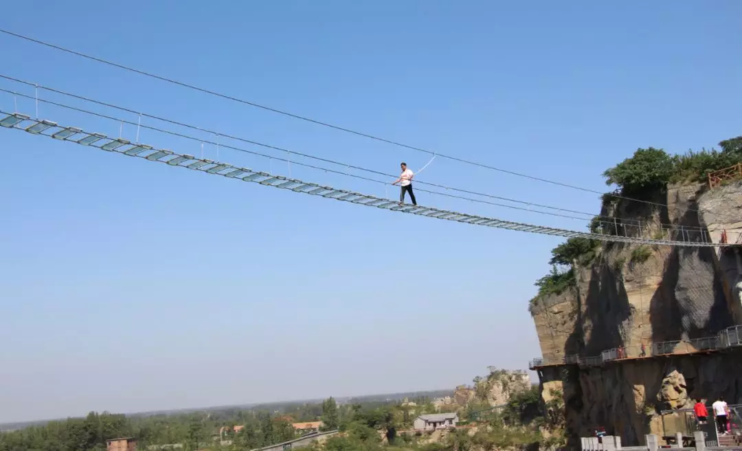 高空吊桥极速跳跃，勇气与平衡的极限测试的简单介绍