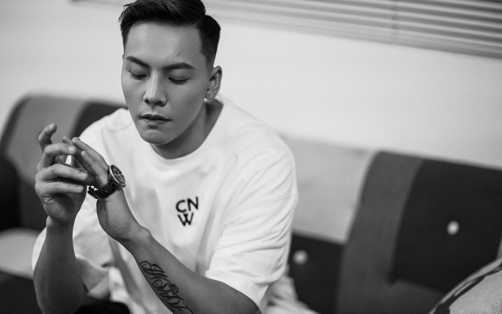 “未来已现：新能源赛车引领速度新革命”，未来新能源电车