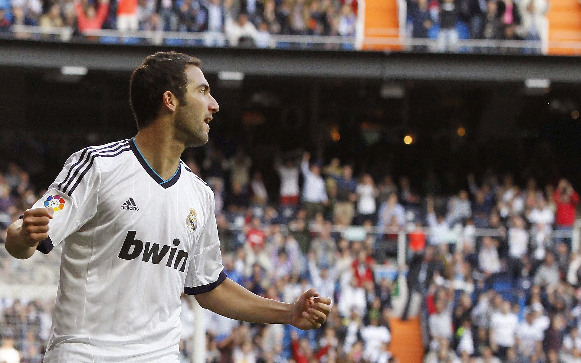 荷兰男足在预选赛中仅获4分，排名第三，荷兰男足近期战绩