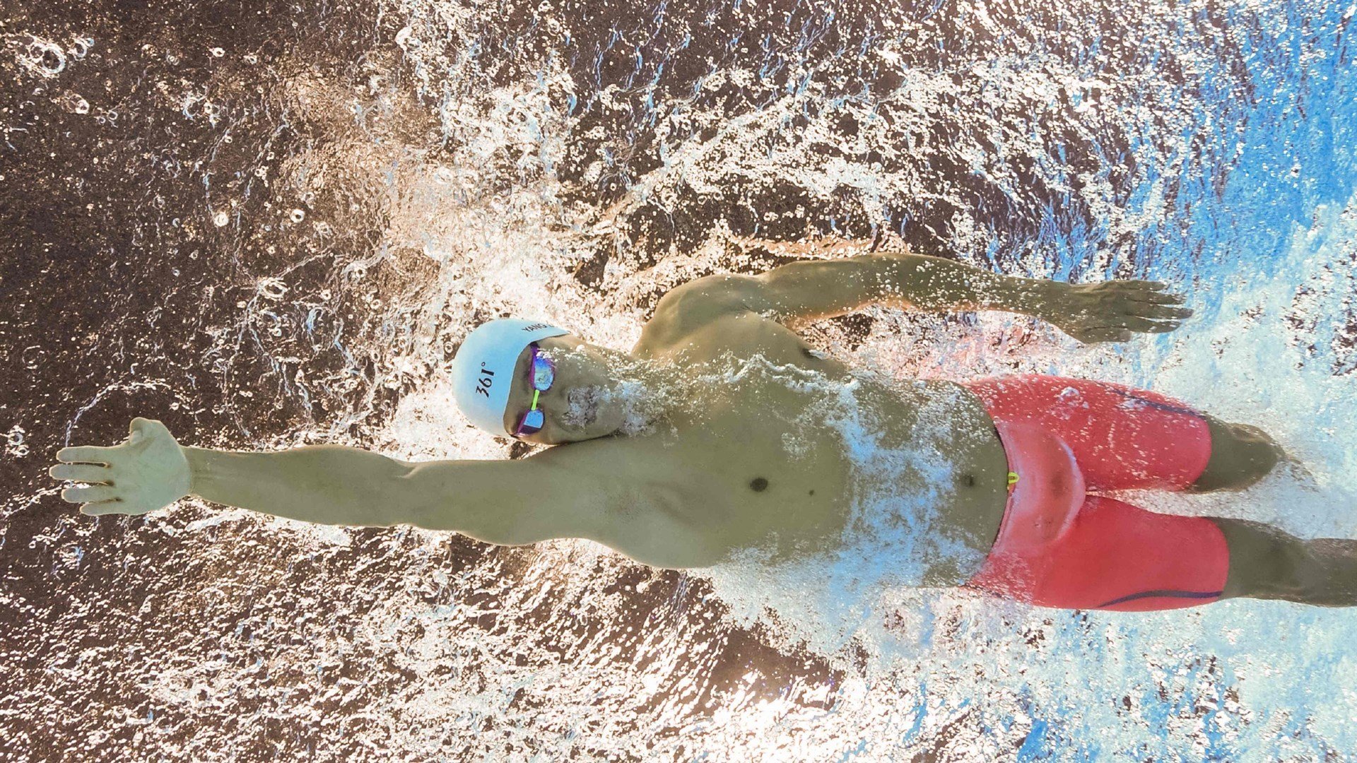 谁将成为足球领域的霸主？看激烈比赛谁能脱颖而出！，谁被称为足球之王_