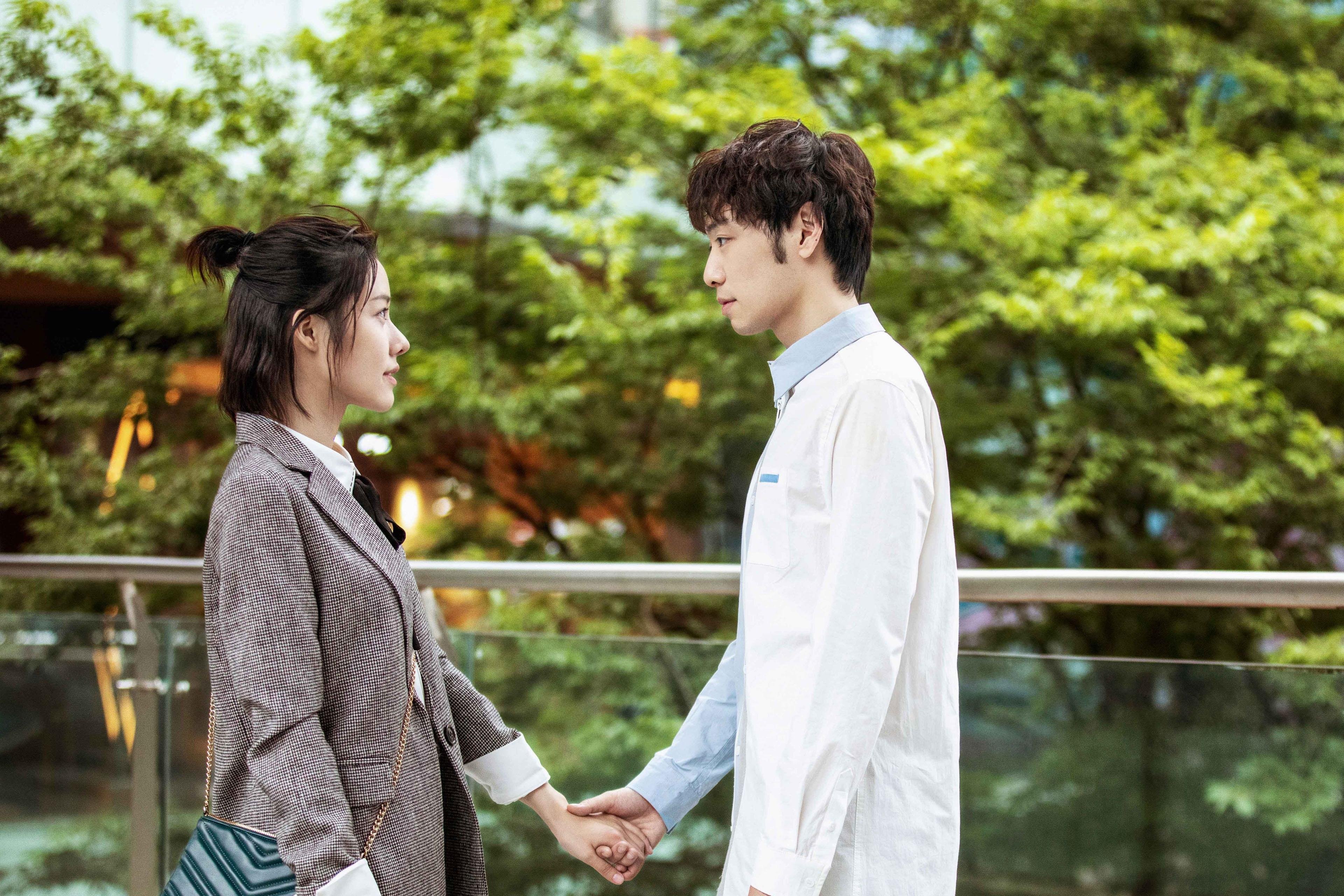 顶尖足球比赛中球员防守拦截精准，足球 防守