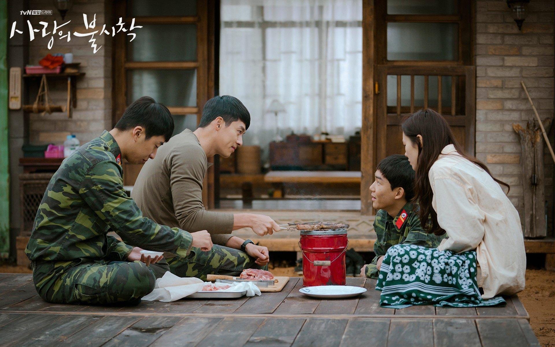 顶尖足球比赛中球员防守拦截精准，足球 防守